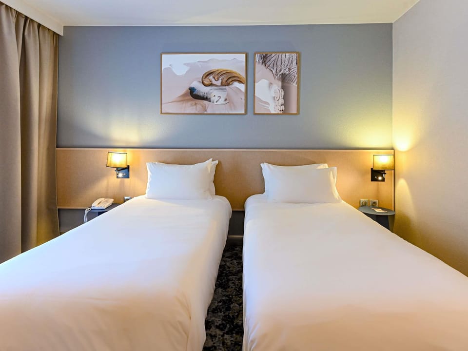 Classic Room, 1 Double Bed | Premium bedding, in-room safe, desk, blackout drapes