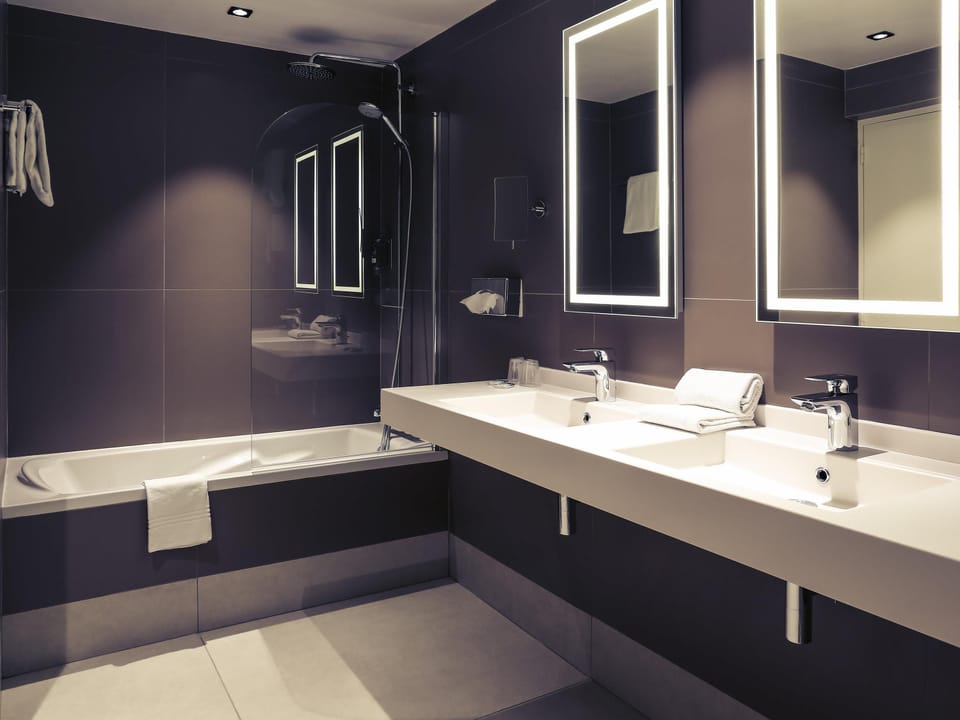 Classic Room, 1 Double Bed | Premium bedding, in-room safe, desk, blackout drapes