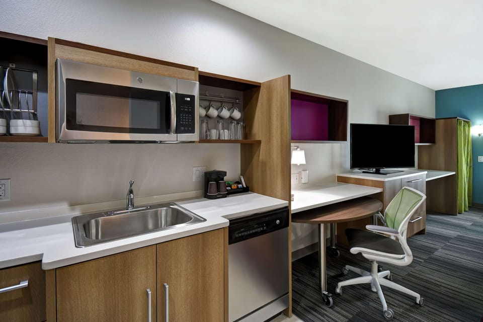 Studio, 1 King Bed, Accessible (Hearing) | Premium bedding, in-room safe, desk, laptop workspace