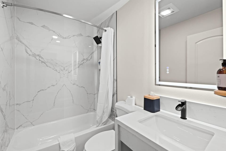 Standard Room, 1 King Bed, Non Smoking | Bathroom | Hair dryer, towels