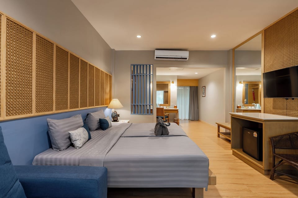 Superior Room | Minibar, in-room safe, desk, blackout drapes