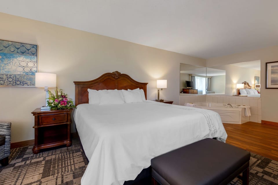 Suite, 1 King Bed, Non Smoking, Jetted Tub | Premium bedding, pillowtop beds, desk, laptop workspace