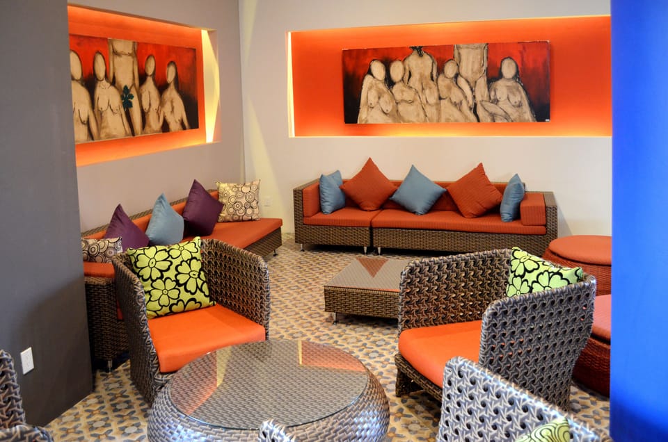 3 bars/lounges, poolside bar