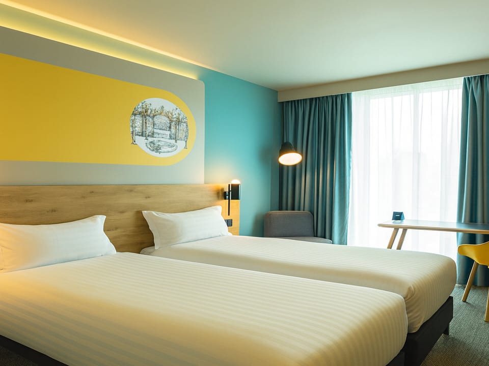 Twin Room | Desk, laptop workspace, blackout drapes, soundproofing