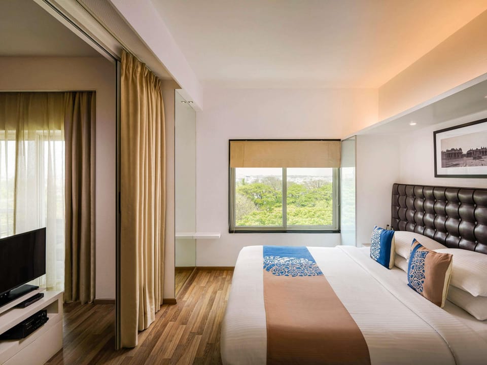 Egyptian cotton sheets, premium bedding, down comforters, minibar