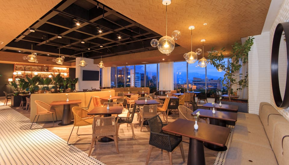 2 restaurants; breakfast, lunch, and dinner served