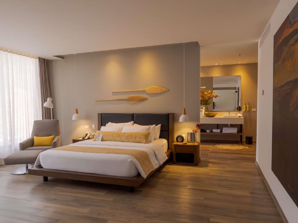 Hypo-allergenic bedding, minibar, in-room safe, desk