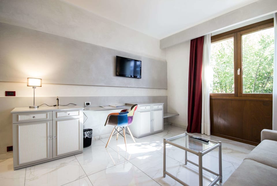 Suite, 1 Queen Bed, Non Smoking, Annex Building (with Sofabed) | Room amenity
