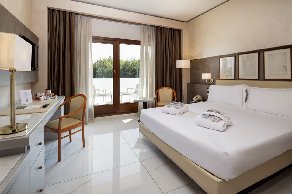 Comfort Room, 1 Queen Bed, Non Smoking | Down comforters, Select Comfort beds, minibar, in-room safe