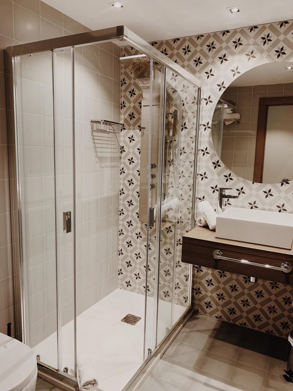 Shower, free toiletries, hair dryer, towels