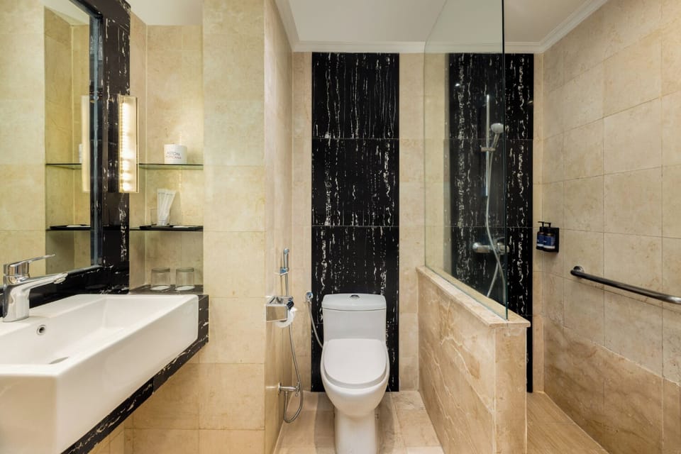 Superior Room | Bathroom | Shower, free toiletries, hair dryer, bathrobes