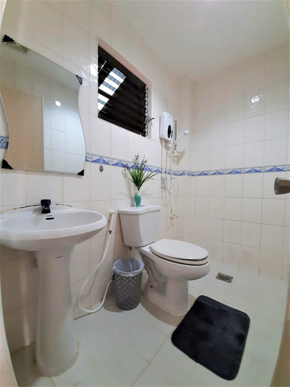 Deluxe Double Room | Bathroom | Shower, bidet, towels, soap