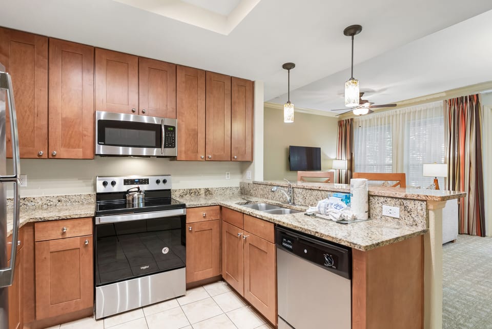 Condo, 3 Bedrooms | Private kitchen | Coffee/tea maker, fridge, microwave, oven
