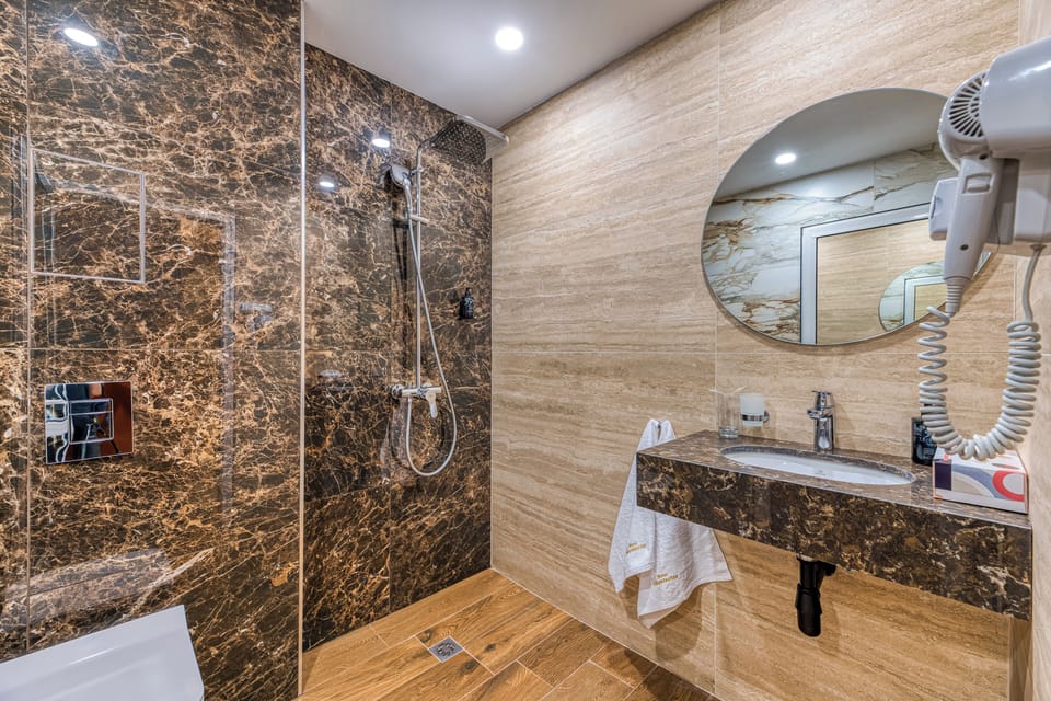 Triple Room | Bathroom sink