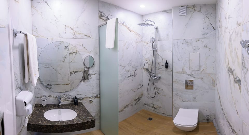 Single Room | Bathroom | Shower, hair dryer, towels, soap