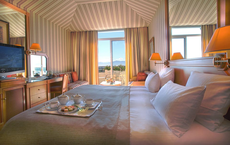 Deluxe Double Room, 1 King Bed | Minibar, in-room safe, blackout drapes, soundproofing