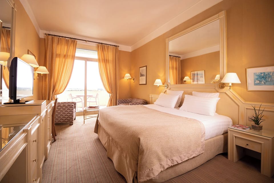 Deluxe Double Room, 1 King Bed | Minibar, in-room safe, blackout drapes, soundproofing