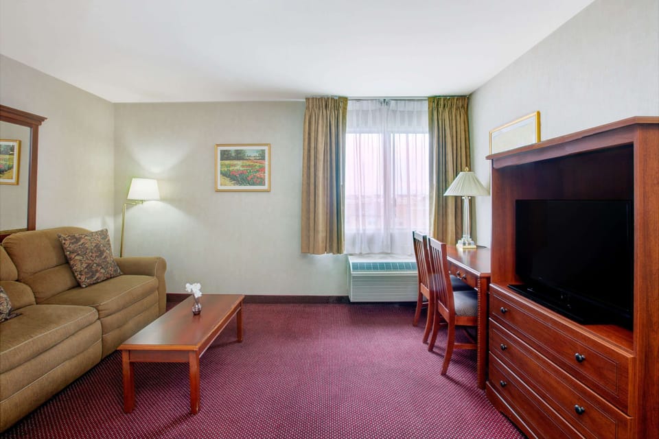 Ramada by Wyndham Hawthorne LAX / LA Stadium Hotel in Del Aire