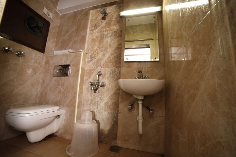 Shower, free toiletries, towels