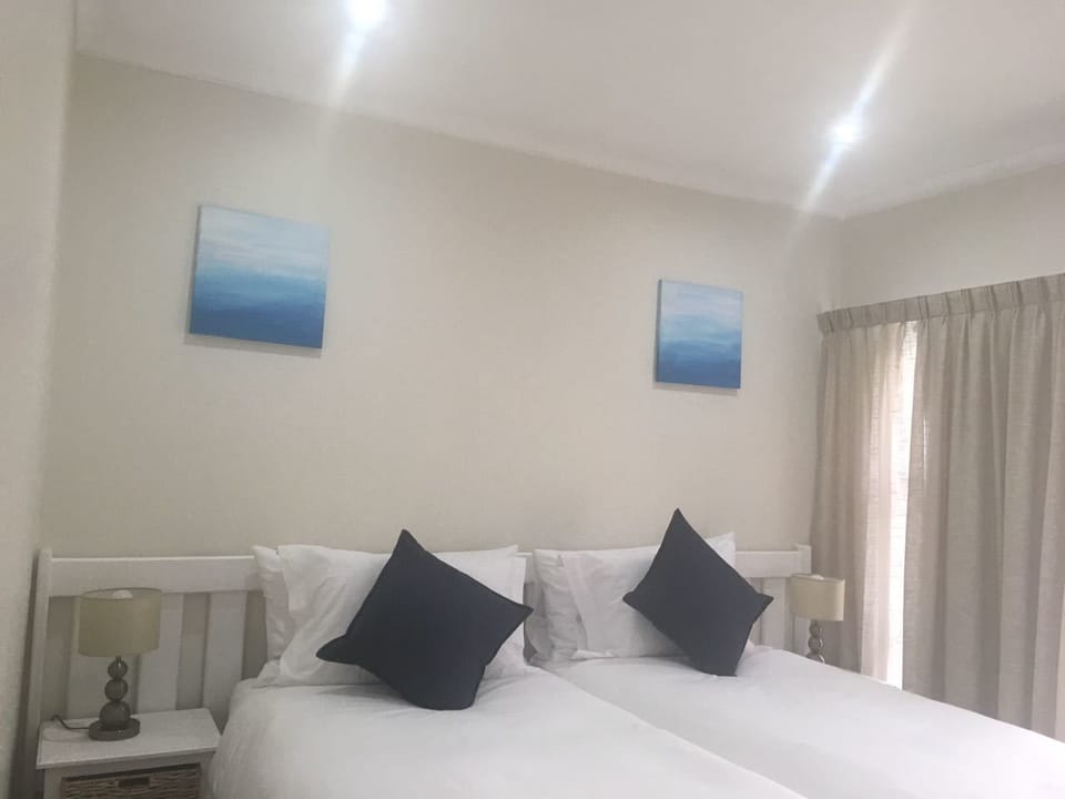 Premium bedding, in-room safe, individually decorated