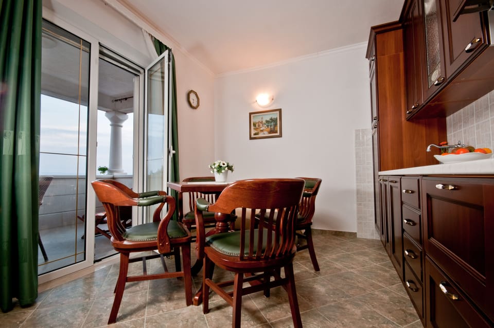 Apartment, 1 Bedroom | In-room dining