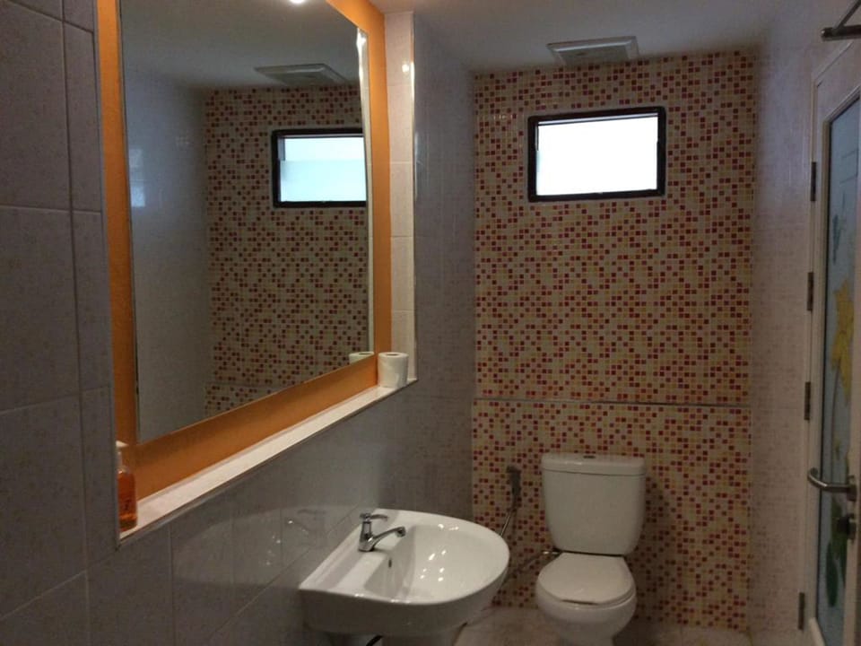Comfort Double Room, 1 King Bed, Pool Access | Bathroom | Shower, free toiletries, hair dryer, slippers