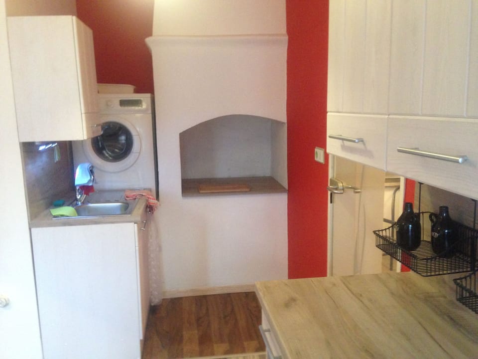 City Apartment, Kitchen, Courtyard Area | Private kitchenette | Fridge, microwave, oven, stovetop