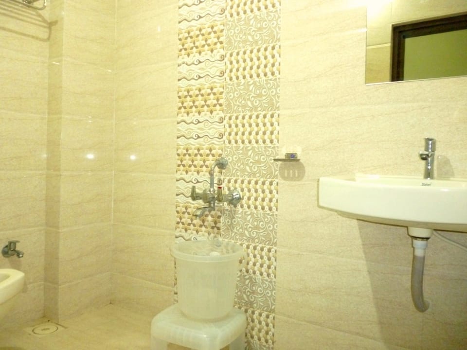 Business Suite, City View | Bathroom | Shower, rainfall showerhead
