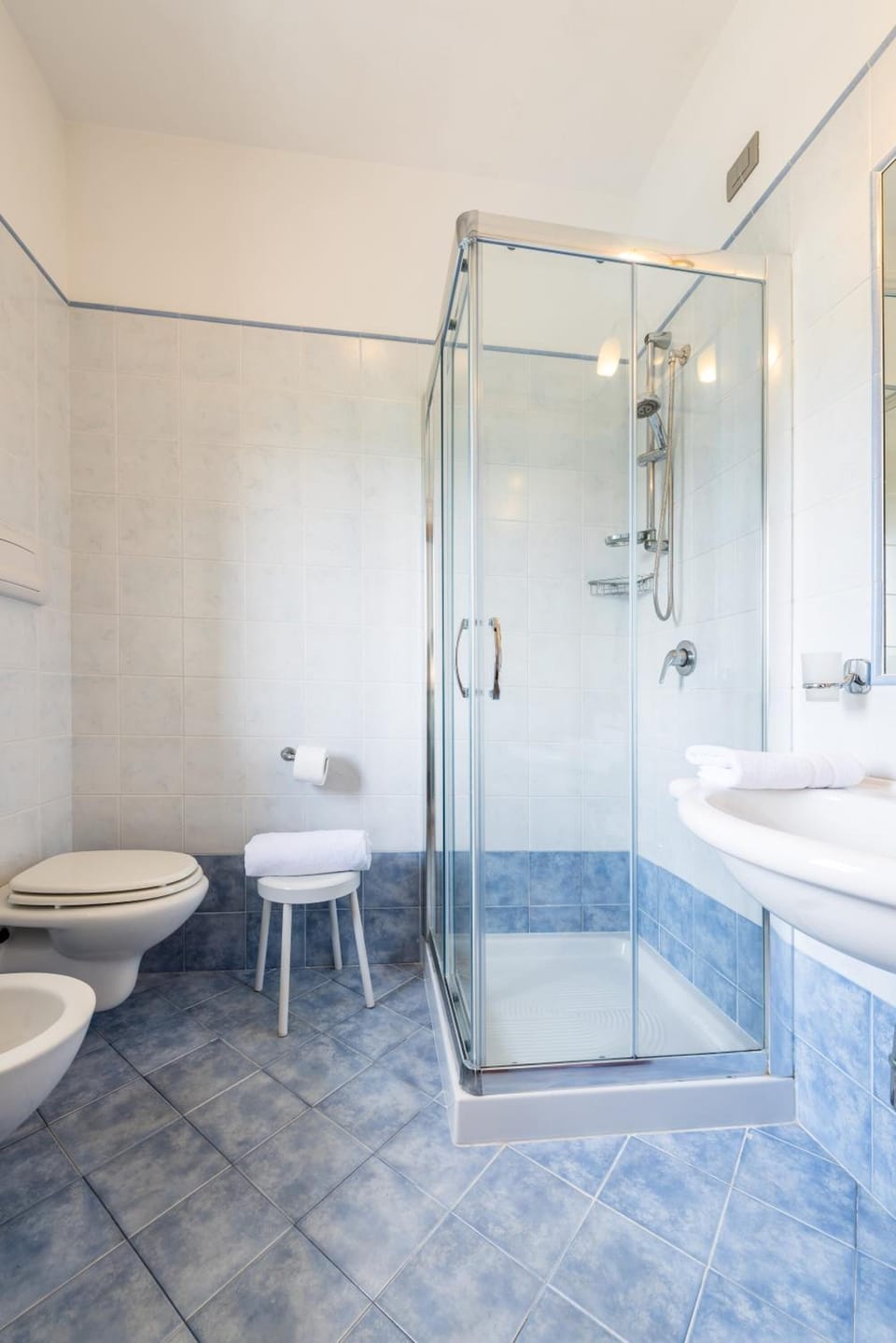 Shower, deep soaking tub, rainfall showerhead, free toiletries