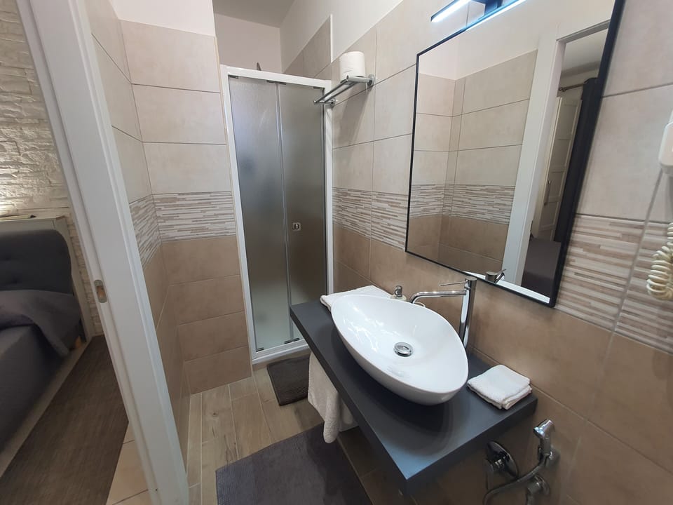 Deluxe Single Room, 1 Large Twin Bed | Bathroom | Free toiletries, hair dryer, towels