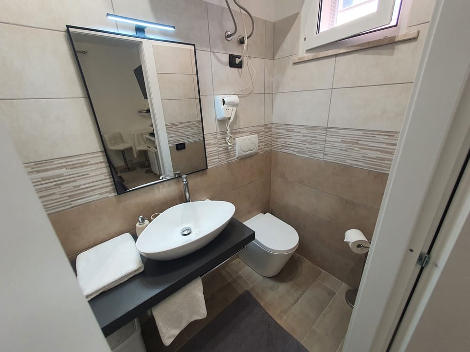 Deluxe Single Room, 1 Large Twin Bed | Bathroom | Free toiletries, hair dryer, towels