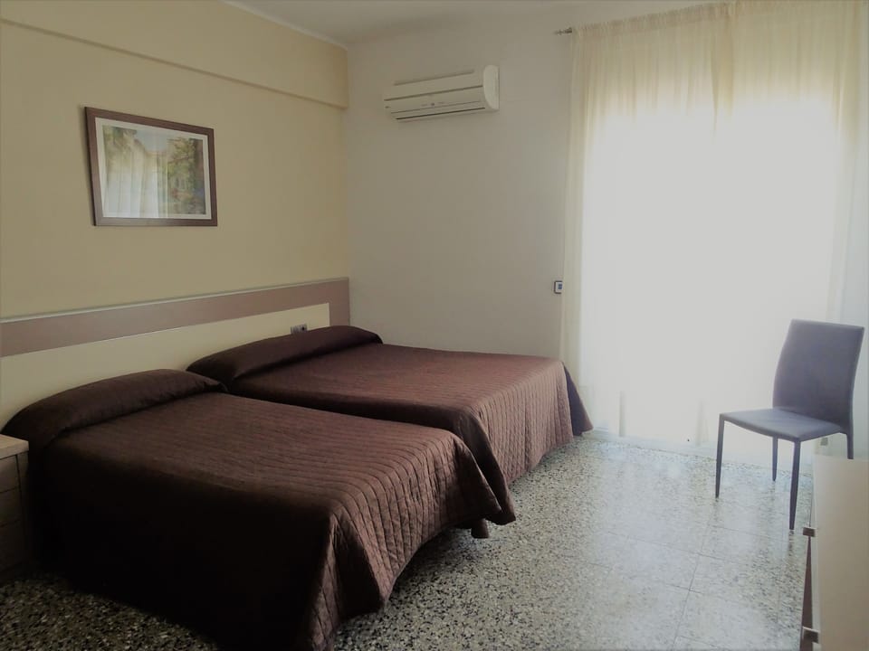Triple Room | Desk, soundproofing, WiFi (free), bed sheets