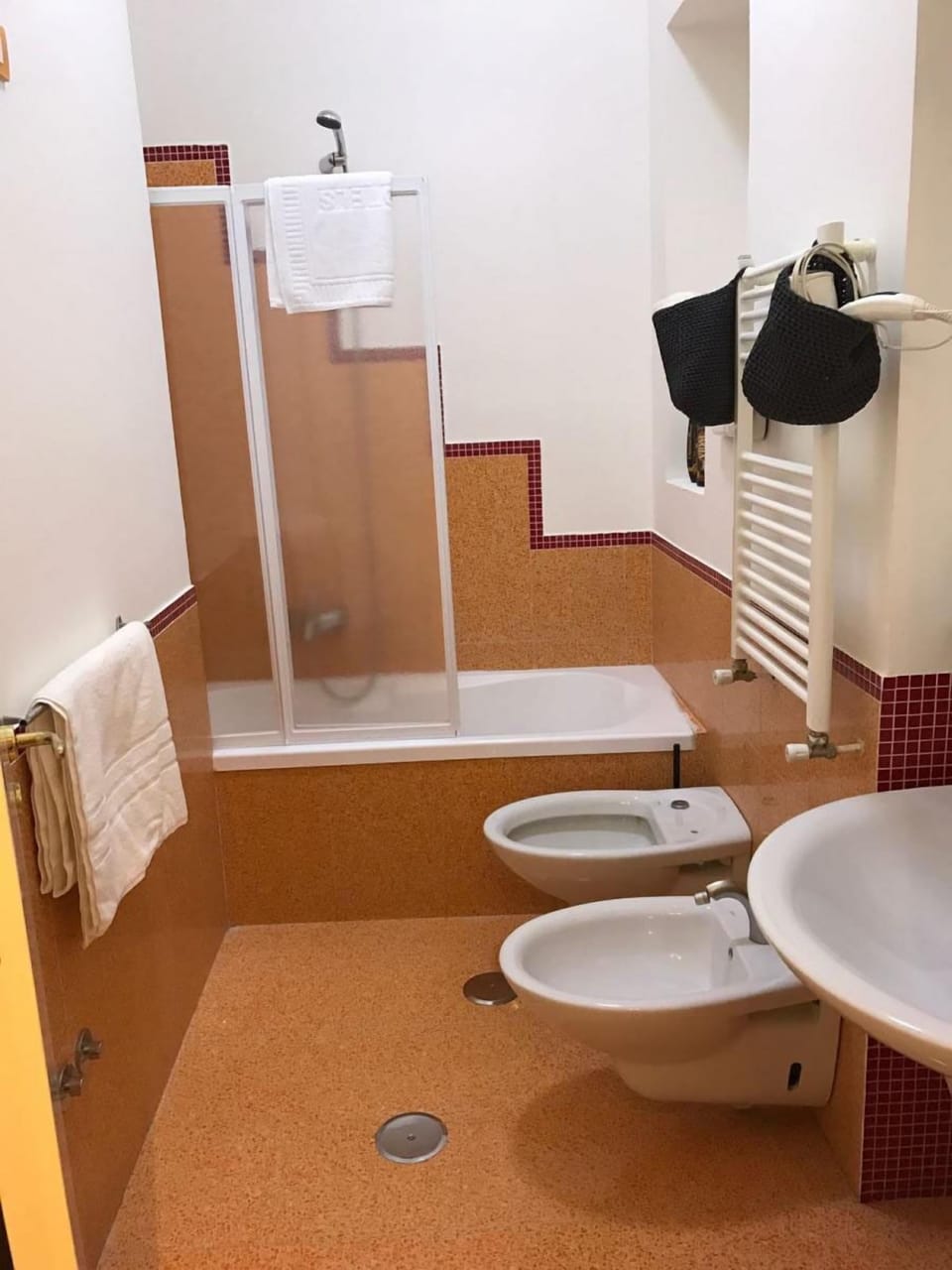 Deluxe Triple Room, Ensuite | Bathroom | Shower, hair dryer, bidet, towels