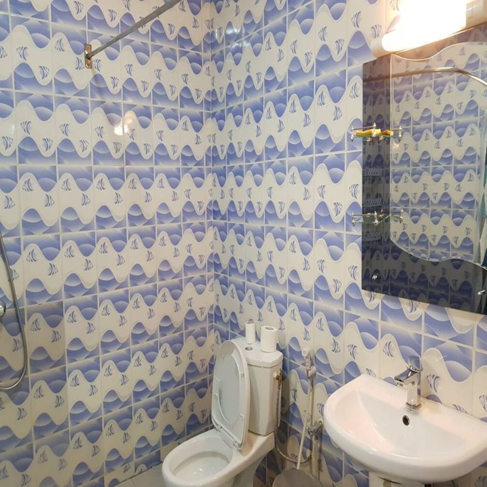 Apartment, 1 Bedroom | Bathroom | Shower, rainfall showerhead, towels