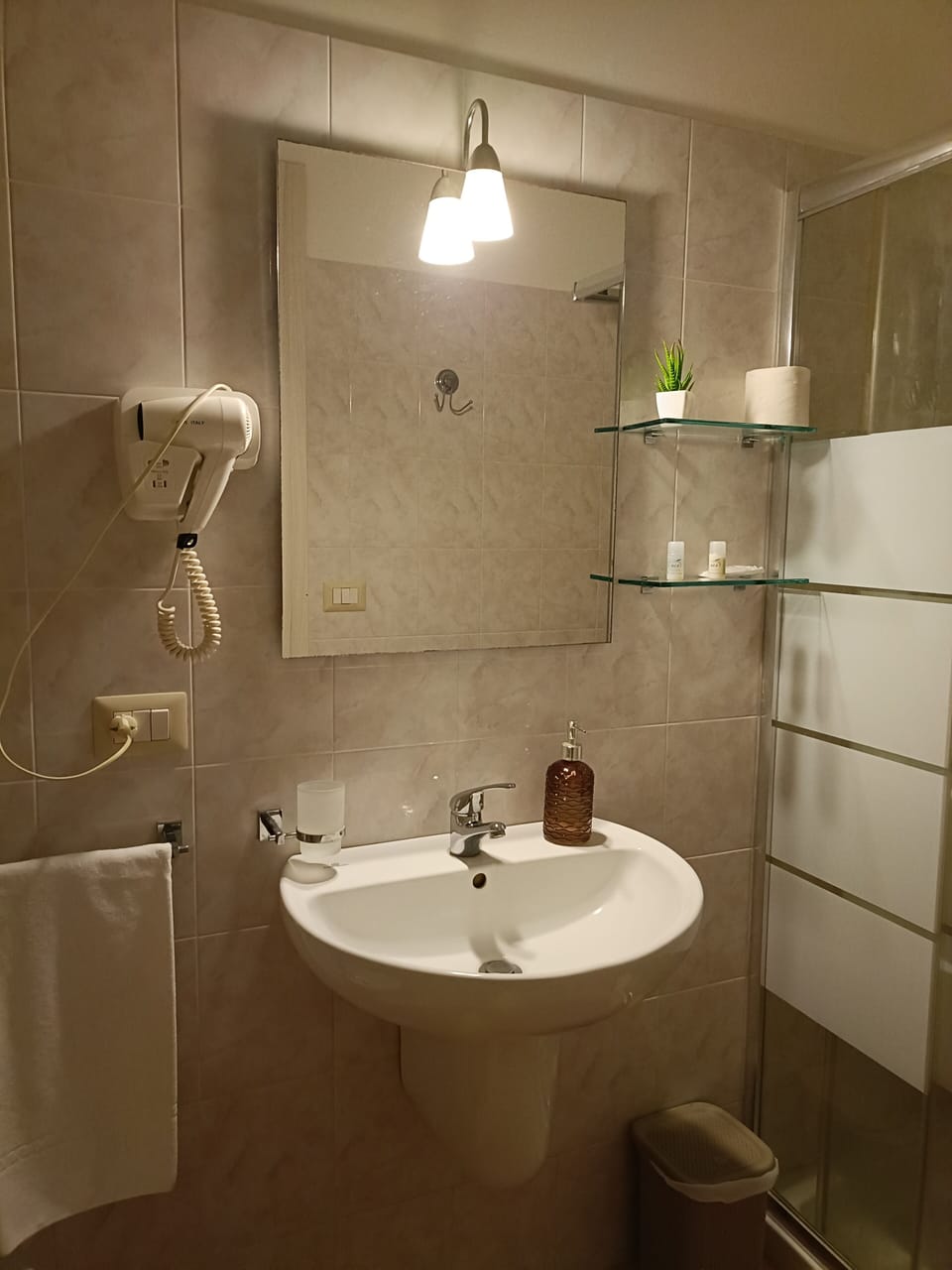 Shower, rainfall showerhead, free toiletries, hair dryer