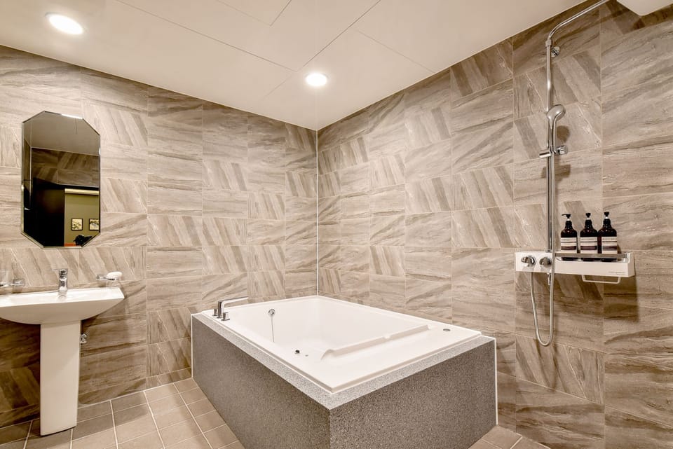 Deluxe Room | Bathroom | Separate tub and shower, jetted tub, free toiletries, hair dryer