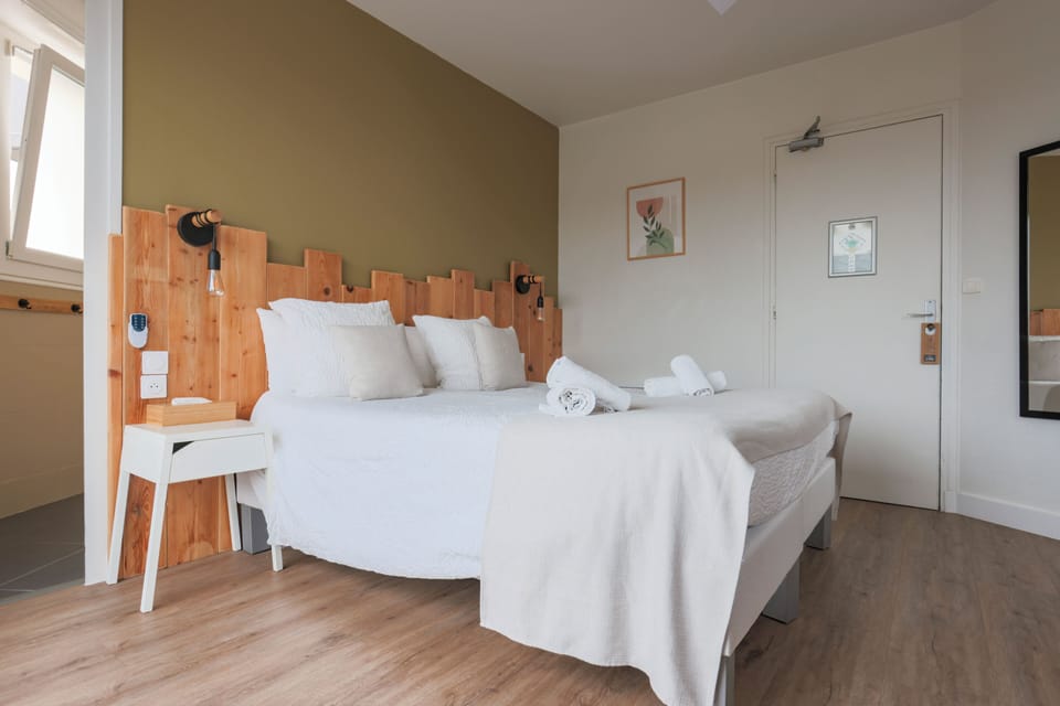 Basic Double Room, Balcony | Blackout drapes, iron/ironing board, WiFi (free), individually decorated