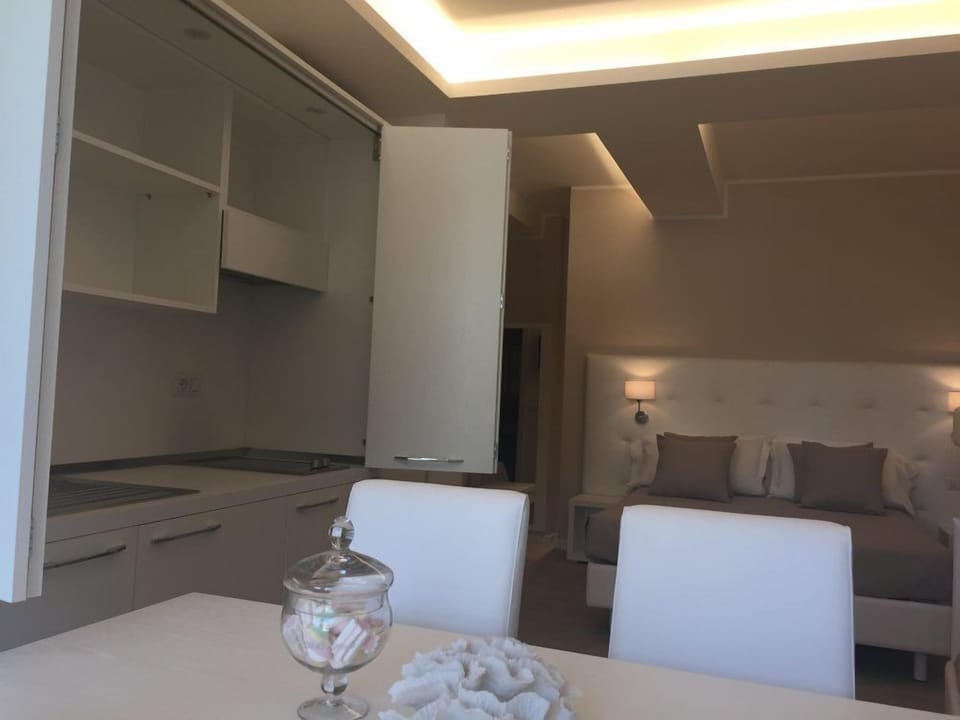 Junior Suite, Multiple Beds | WiFi (free), bed sheets