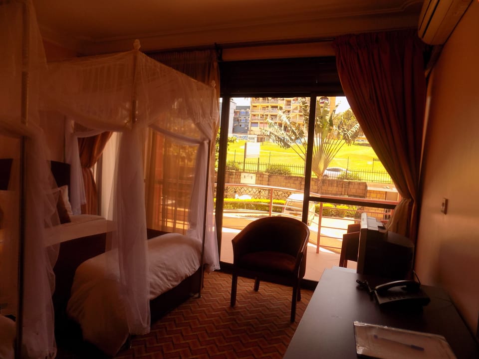 Executive Room | Minibar, in-room safe, desk, blackout drapes