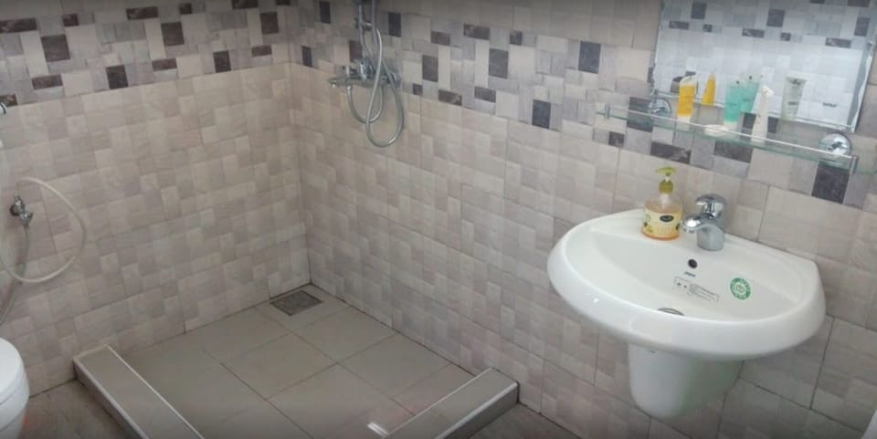 Shower, free toiletries, slippers, towels