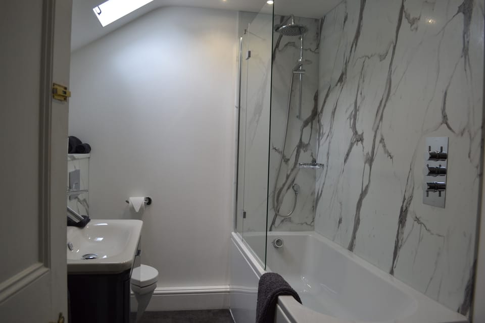 Family Room | Bathroom | Shower, free toiletries, towels