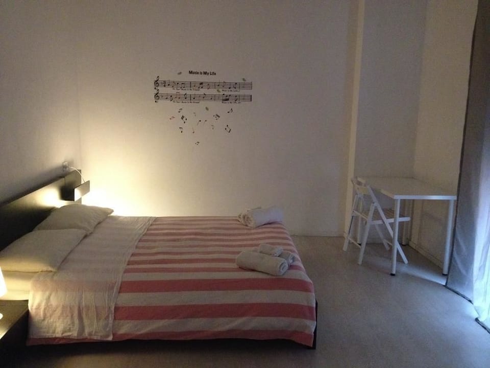 Free cribs/infant beds, rollaway beds, free WiFi