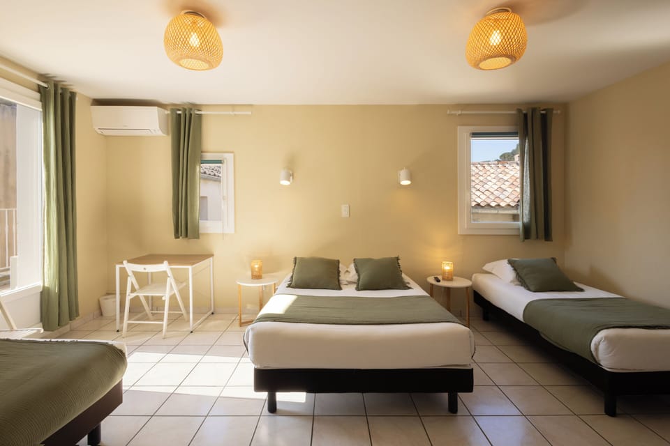 Quadruple Room | Desk, soundproofing, iron/ironing board, free WiFi