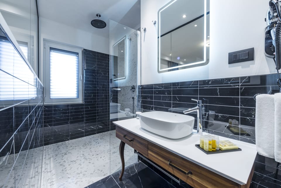 Deluxe Suite with Terrace | Bathroom | Free toiletries, hair dryer, bathrobes, slippers