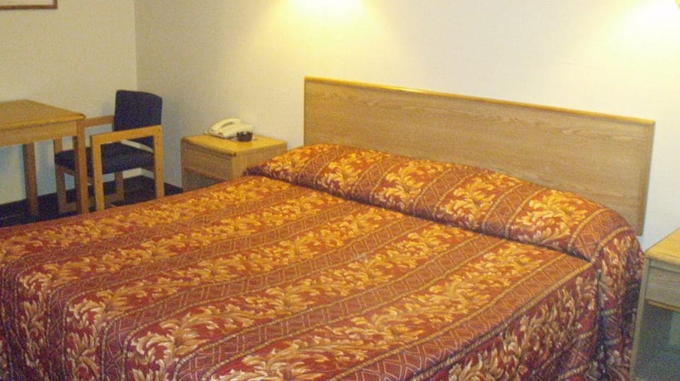 Standard Room, 1 King Bed, Smoking | Desk, WiFi (free), bed sheets