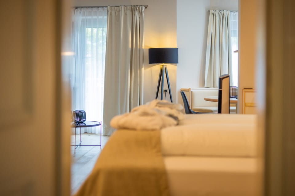 Deluxe Studio Suite, Balcony, Mountain View | Hypo-allergenic bedding, minibar, in-room safe, desk