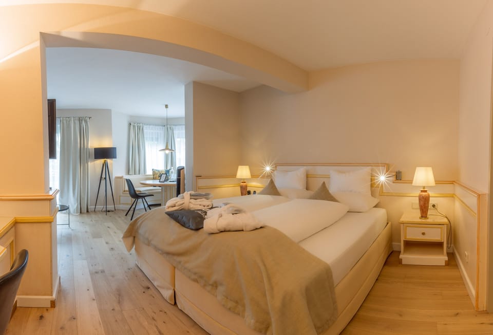 Deluxe Studio Suite, Balcony, Mountain View | Hypo-allergenic bedding, minibar, in-room safe, desk
