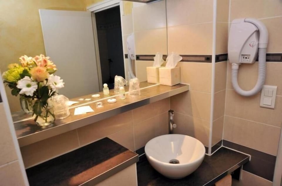 Shower, free toiletries, hair dryer, towels