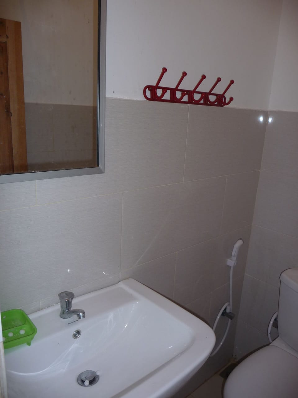 Basic Triple Room | Bathroom | Shower, free toiletries