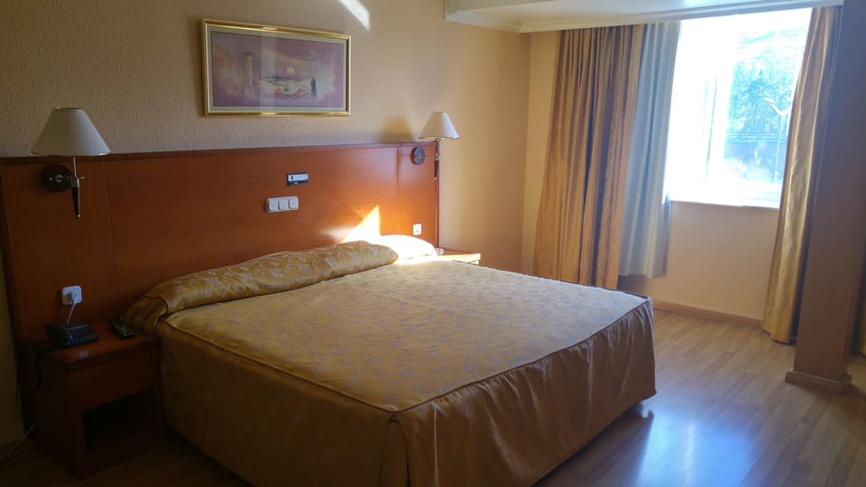 Double Room | Minibar, in-room safe, desk, blackout drapes